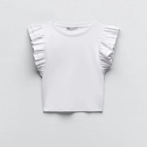 Vit topp från zara - Säljer en vit topp från zara eftersom den inte kommer till användning. Aldrig använd. Frakt tillkommer på ca 55kr💕