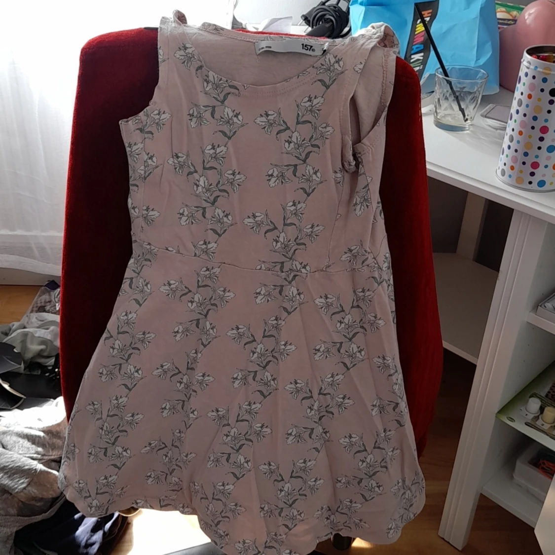 Säljer denna klänning med blommor, pga att den är för lite för mig. - 90