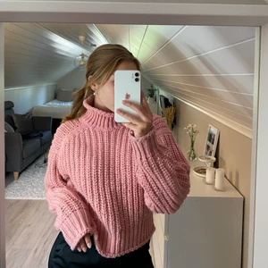 Stickad tröja  - Fin och mysig stickad tröja med polokrage. Säljer då den inte kommer till användning. Endast använd ett fåtal gånger så fortfarande bra skick. Storlek xs 🤍 75kr+ frakt