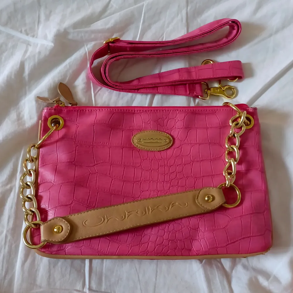 Rosa handväska. Märket är ULRIKA. Storlek 30x20cm. Väskor.