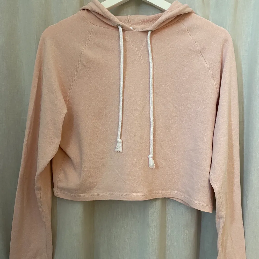 Croppad ljusrosa hoodie från h&m i storlek xs. Använt skick 💖 40kr+ frakt . Hoodies.