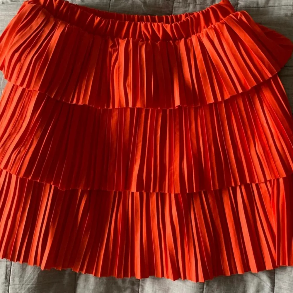 Säljer min super gulliga orangea plisserade kjol ifrån zara, använd Max fem gånger🧡kjolen funkar för s-m. Kjolar.