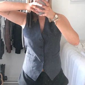 Kostymväst grå med vita ränder🖤🤍 - säljer denna gråa kostymväst men vita ränder 🤍🖤