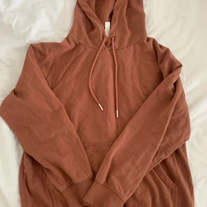 Hoddie från hm - Säljer denna hoddie som inte kommer till användning längre, den har bara använts ett år gånger och köptes på hm. Stor i storlek