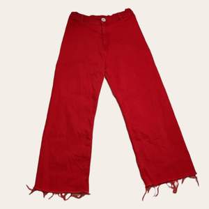 lågmidjade / midrise röda jeans från zara kids - storlek 170 (ca xs-s) använda några gånger men fortfarande i fint skick !! (2a bilden är inte min, utan bara för att visa hur man kan stylea dom !!)