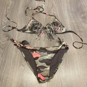 Bikini med militär mönster, och en skvätt med rosa!! Super fin och perfekt för sommaren! Använd ett par gånger!!✨
