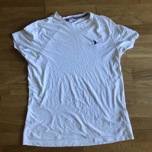Polo Ralph Lauren Vit T-shirt (XL) - Köpte denna Polo T-shirt från KidsBrandStore för 400 kr ett tag sedan. Säljer den för 130. Den är i väldigt fint skick. Användes bara några gånger!  Länk till T-shirten:  https://kidsbrandstore.se/polo-ralph-lauren-cotton-jersey-crewneck-tee-52179/?utm_so