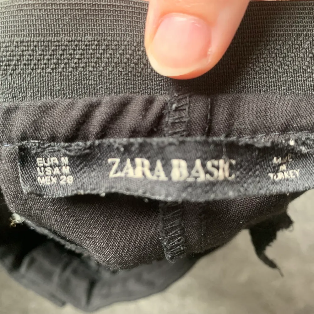Svarta byxor med vit rand och låg midja från Zara i storlek M. Använda ca 3 gånger. Frakt tillkommer. . Jeans & Byxor.