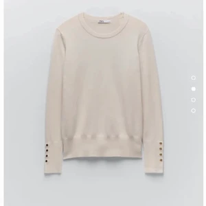 Tröja - Säljer denna finstickad tröja från zara som är supertrendig då den inte längre kommer till användning hos mig😊 den har ett litet hål i sömmen vid nacken (kan skicka bild) men annars i superbra skick, hör av dig vid fler frågor eller intresse!