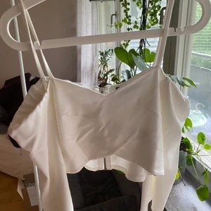 Crop top  - Vit crop top storlek M från Gina Tricot. Oanvänd 