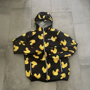 Ankjacka - En jacka med gula ankor på säljs nu för 100kr den är i storlek M och är i superbra skick. Använd ca 2 gånger. Hör av dig vid intresse!💗 frakten är ungefärlig och kan sänkas eller höjas med några kronor! Står ej för postens slarv!