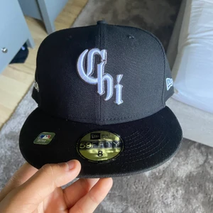 New era keps Size 8 - Det är en helt ny keps (bara öppnad). Köpt från hatstore. Säljer den för dom skicka fel storlek. Den är i size 8/M