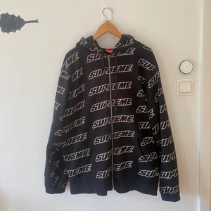Supreme Repeat  - Köpt på hypetrade i Köpenhamn, ni kan få bild på tagg vid intresse! Priset kan diskuteras men inga skambud. Den är i jättefint skick och väldigt sällsynt. Håller på att flytta så därför jag säljer den till ett så bra pris! 