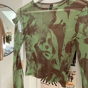 Mesh topp  - Jättecool långarmad mesh-topp ifrån HM divaded💕jag gillar den jättemycket men den har aldrig kommit till användning och är alltså helt oanvänd‼️storlek xs 