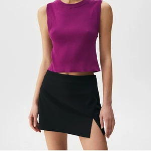 Minikjol - Säljer denna sjukt snygga lågmidjade kjolen från pull&bear💕 Storlek M (passar mig som är en S). Säljer för 120+frakt💕 SKRIV TILL MIG INNAN NI ANVÄNDER ER AV KÖP NU FUNKTIONEN