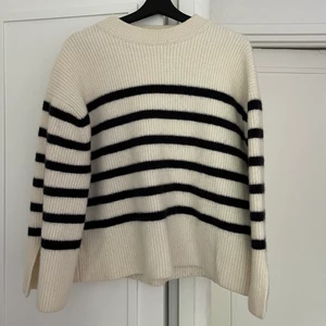 Stickad tröja från HM - Andra bilden lånad från @gertrudetornvall. Storlek M passar även S. Randig tröja perfekt till sommarkvällar. Nypris var 600 kr 