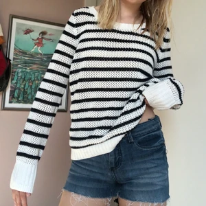 randig stickad tröja - säljer min randiga tröja som jag älskar att slänga över en outfit på sommarkvällar :) PRISET ÄR INKLUSIVE FRAKT. Kontakta mig för mer bilder! 