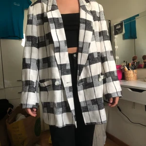 Rutig kavaj -  Cool rutig oversized kavaj, köpt secondhand. Kan även användas som jacka, kommer tyvärr inte till användning. 