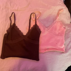 Toppar  - Jätte fina toppar som tyvärr ä lite små vid brösten , bra skick men den rosa har en liten fläck så säljer som ihop 