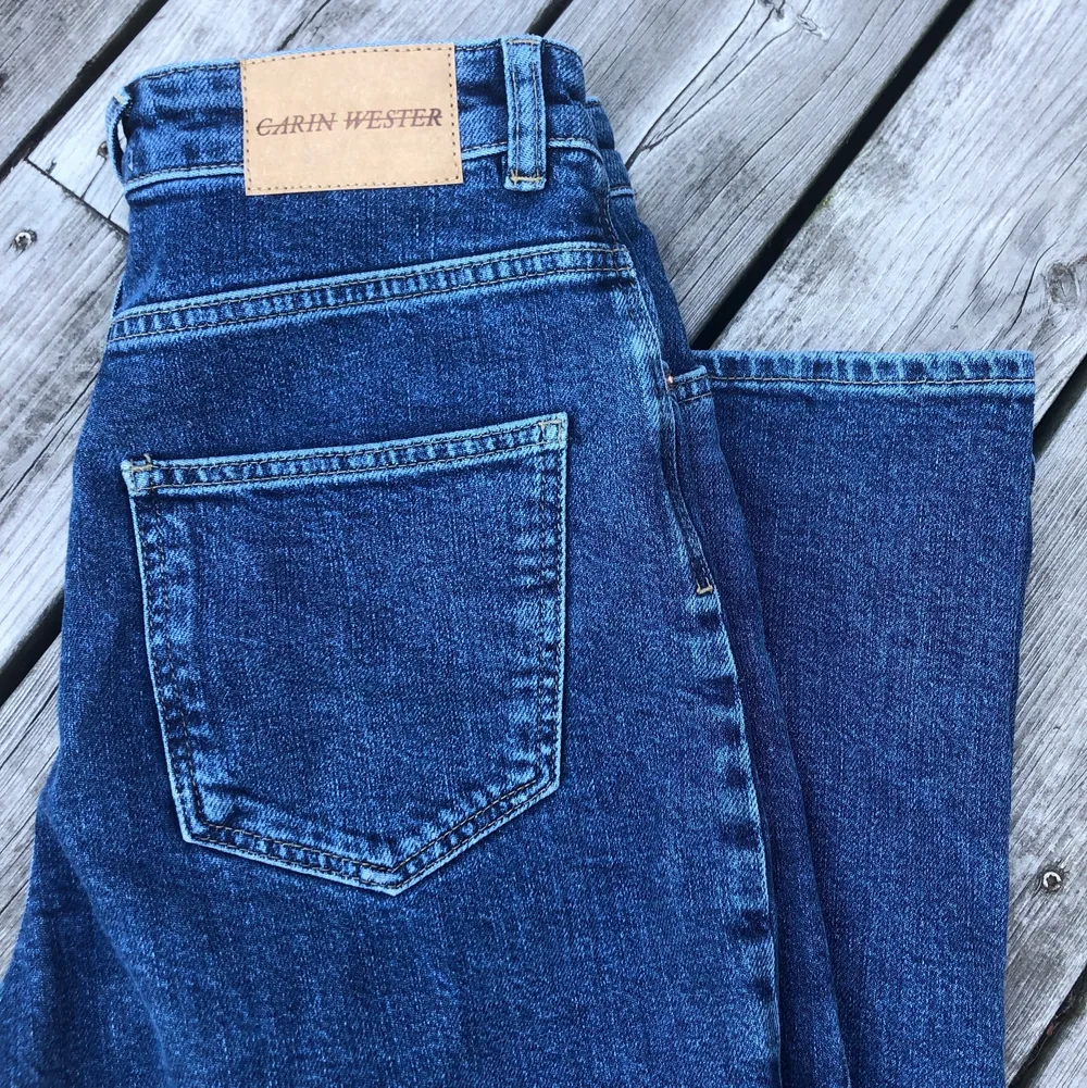Raka högmidjade jeans i en mörk tvätt från Carin Wester. Nyskick, enbart använda någon enstaka gång, köpta för 499! Normala i storlek och köpare står för frakt. :)). Jeans & Byxor.