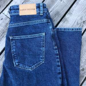 Raka högmidjade jeans i en mörk tvätt från Carin Wester. Nyskick, enbart använda någon enstaka gång, köpta för 499! Normala i storlek och köpare står för frakt. :))
