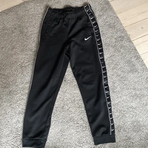 Nike tape svart byxa - Säljs inte längre. Köpte den för 650