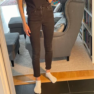 Jeans - Ett par svarta högmidjade skinny jeans. Passar XS och S. Jag är 169 cm. Bra skick💕