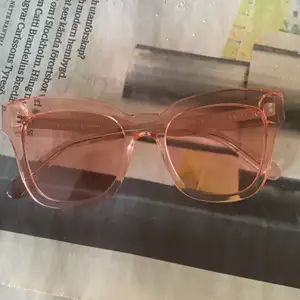  Hej, jag säljer dessa sprillans nya CHIMI glasögon för 1000 kr. Köpte dessa glasögon för 1200 kr och säljer de för 1000kr eftersom de är helt nya. Modellen på dessa CHIMI glasögon är 07 i färgen rosa.💕 Kan diskutera pris. Boxen till glasögonen ingår.💕