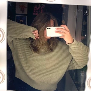 Stickad tröja  - Ljusgrön stickad tröja. Perfekta färgen! Använd men i toppen skick. 🍈🍈