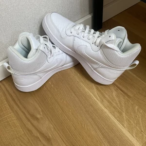 Nike skor - Ett par NIKE COURT BOROUGH MID BIG KID som jag har använt ungefär 2-3 gånger. OBS!!! Köparen står för frakten (spårbart frakt) 66kr. Lägger ut skorna för 366kr med frakt! men pris kan diskuteras! Original pris ungefär 500kr. ENBART SERIÖSA KÖPARE!