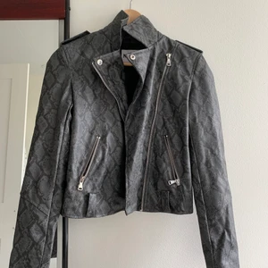 NA-KD skin jacka stel Xs - Skin jacka från NA-KD strl xs men passar som S, andvänd ganska mycket men den har inga skador elr hål, ser ut som ny , för mer bilder kom privat