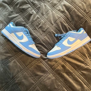 Nike dunk low university blue - Lätt använda 9/10 storlek 42.5 kvitto och box finns. Fri frakt:)