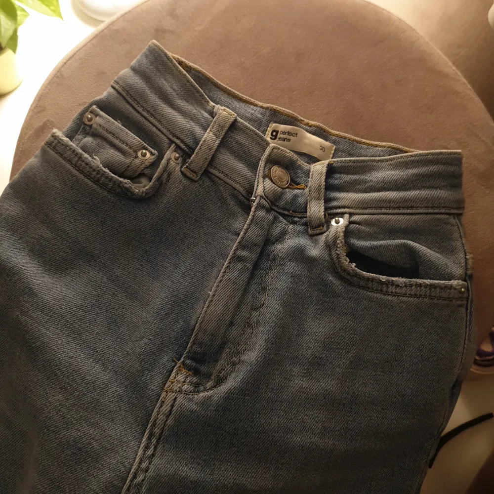 Säljer ett par oanvända jeans i storlek 30,dem är utspridda. Jeansen sitter bra vid midjan och går för en bra längd.. Jeans & Byxor.