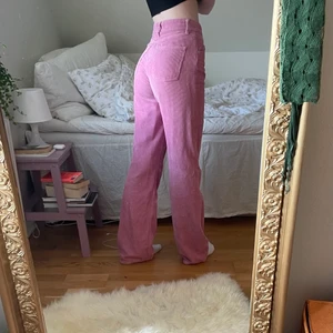 Rosa zara byxor - Sparsamt använda rosa manchesterbyxor från zara. Långa på mig som är 170 med långa ben💕 nypris 600