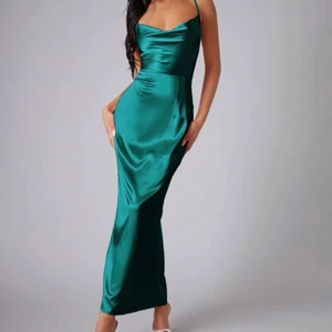 Mörkgrön långklänning 🐢 - Säljer pga för stor storlek, hade behövt xs! Aldrig använd endast testad på. Pris går att diskutera! 🐢 