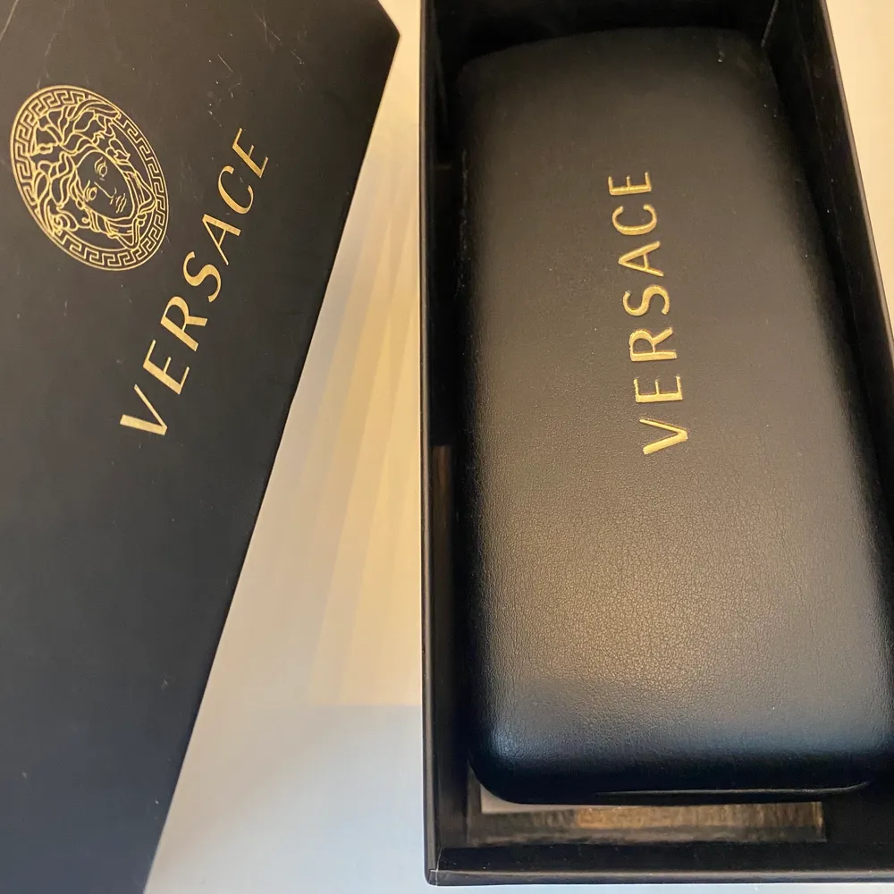 Versace solglasögon som är använda endast vid några tillfällen. Papper med international warranty finns samt original förpackning! Originalpris: 2345 SEK . Accessoarer.
