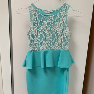 Klänning - En jättefin och somrig barnklänning i nyskick. 