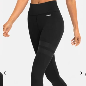 Stronger tights  - Säljer mina stronger tights köpta för 2’år sen och är använda två gånger, Vilket gör dem i jätte bra skick💛 nypris 699kr! Skriv vid frågor! Frakt är ej inräknad!❤️