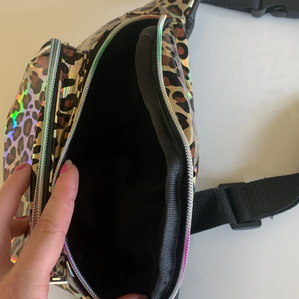 Fanny pack/bum bag i ”chrome” + leopardmönster. Helt nyskick. . Väskor.