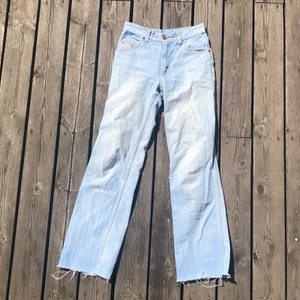 Blå vintagejeans - Jättesnygga raka ljusblå jeans från la paz! Står ingen storlek men passar w24-25