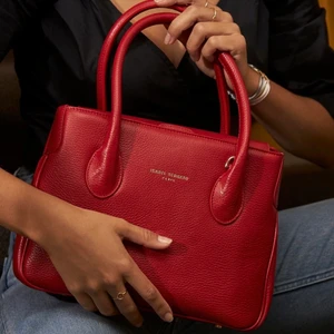 Väska -  Säljer min limited edition väska i kalvskinn från isabel bernard då jag aldrig riktigt fått användning av den, dustbag tillkommer Nypris 3500