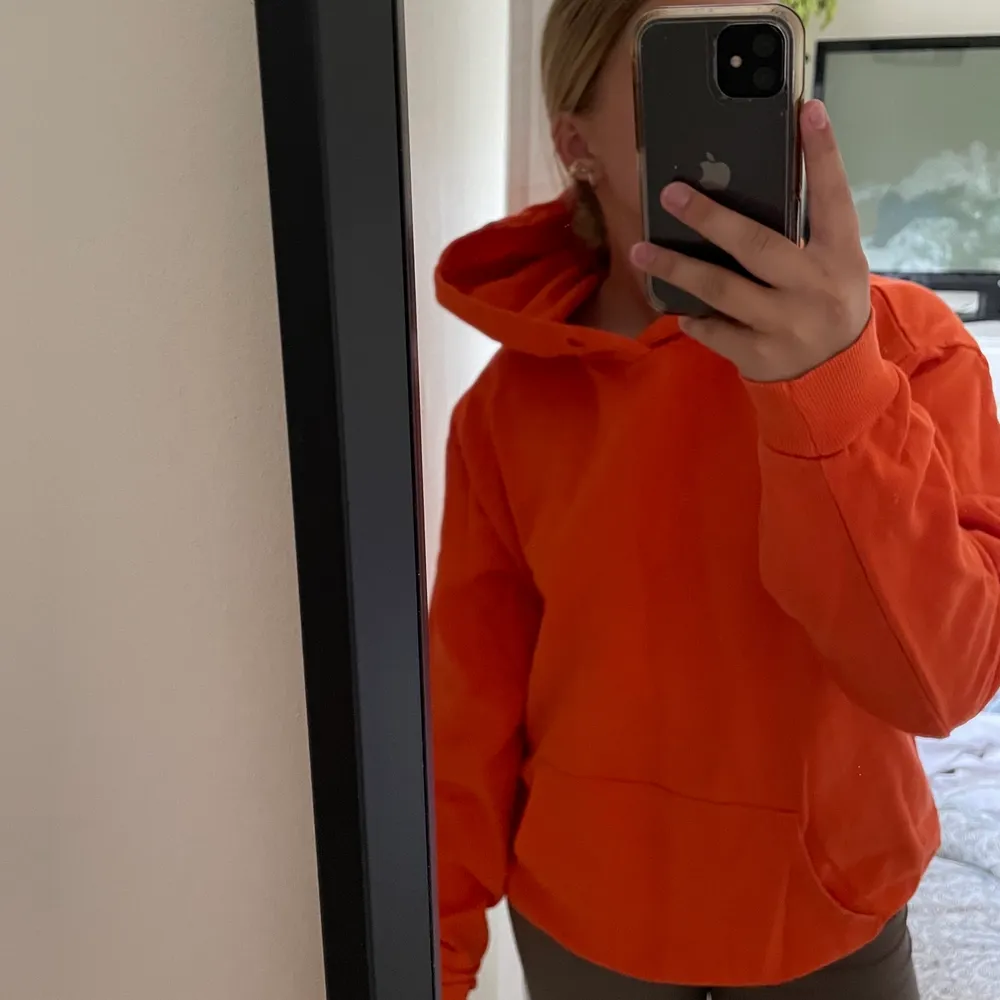 En orange oversize hoodie från Cubus köpt förra året. Bra skick. Hoodies.