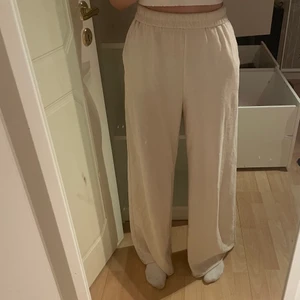 Tygbyxor - Tygbyxor som påminner om linnebyxor. Lite smutsiga längst ner men annars inga defekter. 