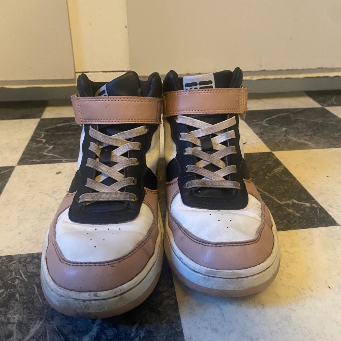 Ett par skor i storlek 36 