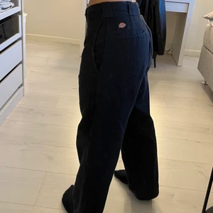 Dickies byxor - Klassiska Dickies byxor, köptes här på plick! Kommer tyvärr inte till använing så säljer vidare 🌟 midjemåttet är ca 70 cm, passar folk som har XXS-S beroende på önskad passform💕 köpare står för fraktkostnad!