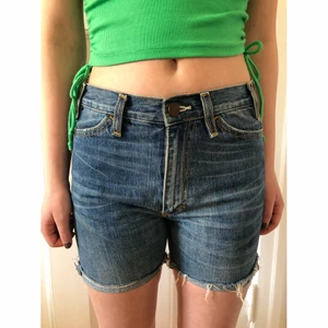 Acne jeans shorts  - Acne jeans shorts💙 Sååå snygga🤩 modell har storlek 34 i storlek, men de är små i stl då det står 28 på etiketten i byxan. Det är alltså mer en xs👌🏻☀️vintage snygga💙