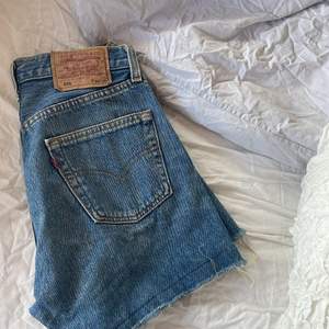 Säljer ett par blåa Levis jeansshorts i mycket bra skick! Nypris: 599