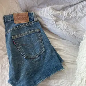 Säljer ett par blåa Levis jeansshorts i mycket bra skick! Nypris: 599