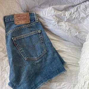 Levis shorts - Säljer ett par blåa Levis jeansshorts i mycket bra skick! Nypris: 599