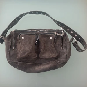 Nunoo väska - Säljer min nunoo! Använd men fortfarande väldigt fin. Nypris 1200kr men säljer nu för 300kr❤️köparen står för frakt